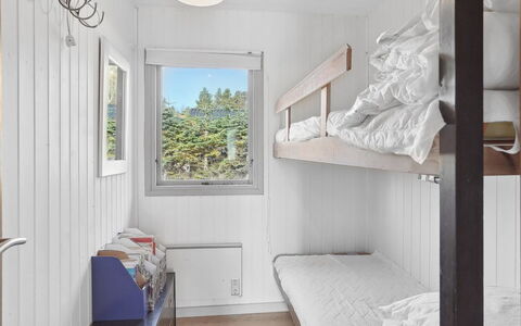 Tarja - 150M from the Sea: Legna, Camera Da Letto, Pavimento, Casa, Letto, Soffitto, Telaio Del Letto, Bedding, Letto A Castello, Lenzuolo
