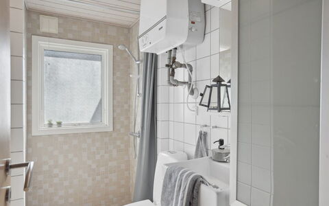 Tarja - 150M from the Sea: Parete, Bagno, Idraulico Fixture, Interior Design, Pavimentazione, Pavimento, Gabinetto, Idraulico, Camera, Lavello