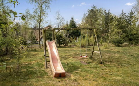 Tarja - 150M from the Sea: Legna, Campo Da Giuoco, Attrezzatura Giochi All'Aperto, Giardino, Scivolo, Backyard, Prato, Landscaping, Cortile, Shade