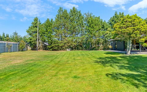 Litle - 600M from the Sea: Blu, Arbusto, Plain, Lotto, Prato, Giardino, Shade, Prato, Landscaping