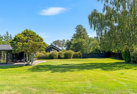 Litle - 600M from the Sea: Verde, Erba, Arbusto, Lotto, Giardino, Prato, Shade, Groundcover, Landscaping, Estate