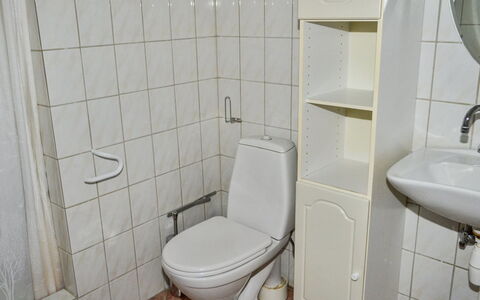 Raya - 250M from the Sea: Toilet Seat, Bagno, Idraulico Fixture, Lavandino Del Bagno, Pavimentazione, Gabinetto, Pavimento, Lavello, Interior Design, Idraulico