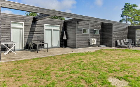 Edda - 400M from the Sea: Tetto, Casa, Lotto, Casa, Villetta, Estate, Edifici Giardino, Shade, Log Cabin, Landscaping