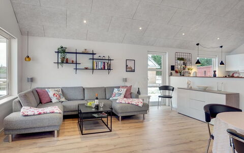 Jurien - 450M from the Sea: Legna, Pavimentazione, Mobilia, Interior Design, Pavimento, Soffitto, Casa, Soggiorno, Divano, Camera