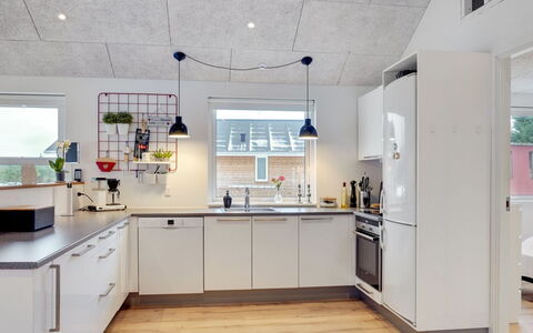 Jurien - 450M from the Sea: Cucina, Controsoffitto, Interior Design, Lampada, Elettrodomestico Da Cucina, Soffitto, Pavimentazione, Mobilia, Apparecchio Major, Cabinetry