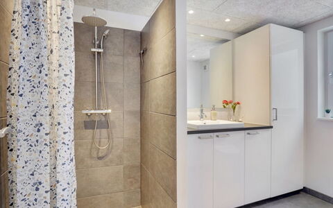 Jurien - 450M from the Sea: Pavimentazione, Parete, Idraulico Fixture, Pavimento, Bagno, Interior Design, Idraulico, Soffitto, Piastrella, Lavello