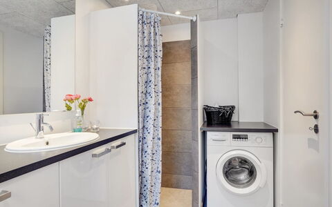 Jurien - 450M from the Sea: Lavatrice, Pavimentazione, Interior Design, Pavimento, Idraulico Fixture, Asciugatrice, Lavanderia, Bagno, Mobiletto Del Bagno, Camera