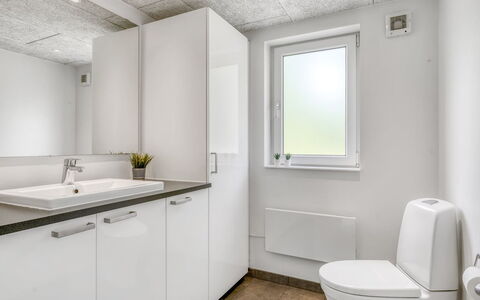 Jurien - 450M from the Sea: Idraulico Fixture, Parete, Pavimentazione, Lavello, Pavimento, Interior Design, Lavandino Del Bagno, Soffitto, Bagno, Rubinetto