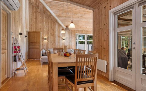 Annestine - 200M from the Sea: Pavimentazione, Interior Design, Mobilia, Legna, Pavimento In Legno, Soffitto, Pavimento, Lampada, Camera, Sala Da Pranzo