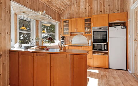 Annestine - 200M from the Sea: Cucina, Pavimentazione, Legna, Controsoffitto, Soffitto, Apparecchio Major, Cabinetry, Elettrodomestico Da Cucina, Mobilia, Interior Design