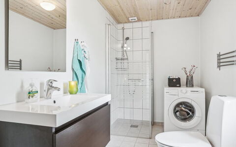 Rayla - 150M from the Sea: Interior Design, Pavimentazione, Idraulico Fixture, Pavimento, Lavello, Soffitto, Mobiletto Del Bagno, Rubinetto, Bagno, Controsoffitto