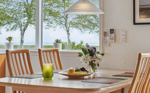 Rayla - 150M from the Sea: Mobilia, Legna, Pavimentazione, Interior Design, Pavimento, Tavolo, Lampada, Soffitto, Sala Da Pranzo, Cucina & Sala Da Pranzo Tavolo