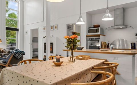 Berta - 300M from the Sea: Mobilia, Interior Design, Pavimentazione, Lampada, Sedia, Cucina, Legna, Soffitto, Pavimento, Sala Da Pranzo