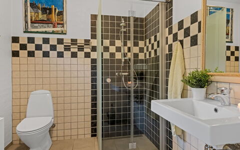 Berta - 300M from the Sea: Toilet Seat, Idraulico Fixture, Pavimentazione, Bagno, Gabinetto, Pavimento, Interior Design, Idraulico, Piastrella