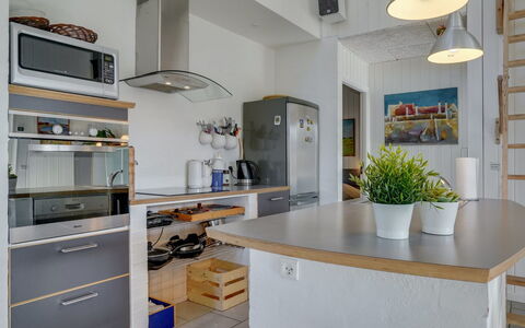 Berta - 300M from the Sea: Mobilia, Cucina, Elettrodomestico Da Cucina, Controsoffitto, Interior Design, Pavimentazione, Cabinetry, Legna, Elettrodomestico, Soffitto