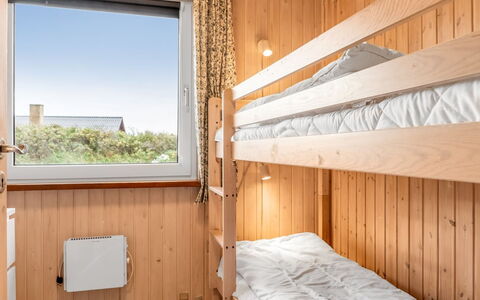 Raadengaard - 400M from the Sea: Legna, Camera Da Letto, Interior Design, Letto, Color Legno, Pavimento, Letto A Castello, Latifoglie, Dormitorio, Bedding