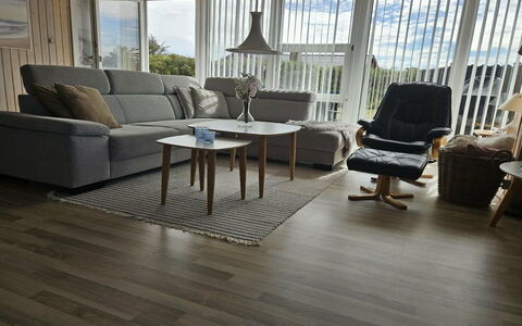 Raadengaard - 400M from the Sea: Pavimentazione, Pavimento In Legno, Mobilia, Pavimento, Legna, Interior Design, Pavimento Laminato, Casa, Latifoglie, Soggiorno