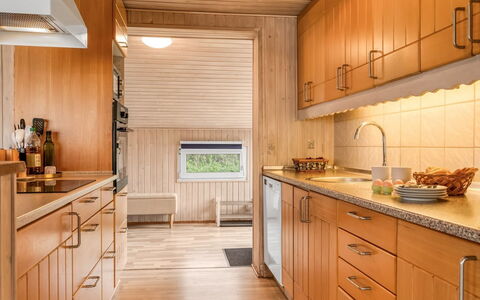 Raadengaard - 400M from the Sea: Cucina, Controsoffitto, Legna, Pavimentazione, Elettrodomestico Da Cucina, Interior Design, Lavandino Della Cucina, Apparecchio Major, Cabinetry, Pavimento