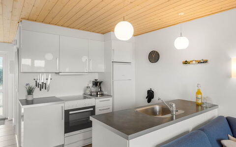 Hariett - 900M from the Sea: Controsoffitto, Cucina, Mobilia, Interior Design, Pavimentazione, Cabinetry, Elettrodomestico Da Cucina, Lampada, Pavimento, Legna