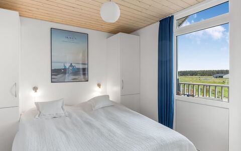 Hariett - 900M from the Sea: Camera Da Letto, Interior Design, Letto, Pavimento, Soffitto, Lenzuolo, Telaio Del Letto, Bedding, Appartamento, Latifoglie