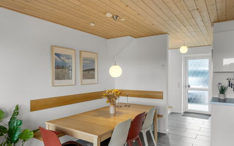 Hariett - 900M from the Sea: Mobilia, Interior Design, Pavimentazione, Parete, Pavimento, Lampada, Legna, Soffitto, Tavolo, Sala Da Pranzo