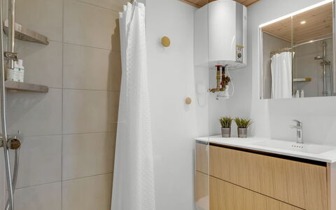 Aatu - 360M from the Sea: Pavimentazione, Interior Design, Parete, Idraulico Fixture, Pavimento, Legna, Lavandino Del Bagno, Mobiletto Del Bagno, Bagno, Lavello