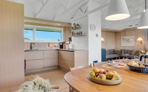 Aatu - 360M from the Sea: Mobilia, Interior Design, Pavimentazione, Legna, Soffitto, Pavimento, Cucina, Lampada, Controsoffitto, Camera