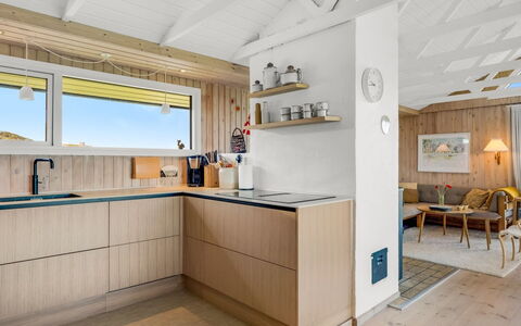 Aatu - 360M from the Sea: Cucina, Interior Design, Legna, Controsoffitto, Pavimentazione, Pavimento, Soffitto, Cabinetry, Mobilia, Casa