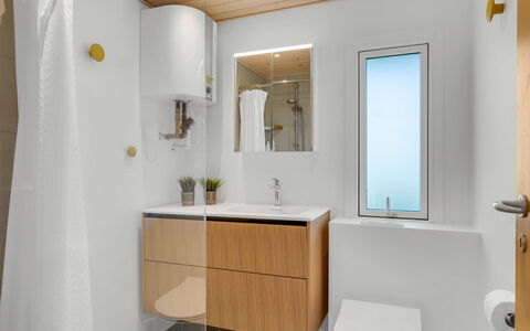 Aatu - 360M from the Sea: Idraulico Fixture, Lavandino Del Bagno, Pavimentazione, Interior Design, Legna, Lavello, Pavimento, Mobiletto Del Bagno, Bagno, Rubinetto