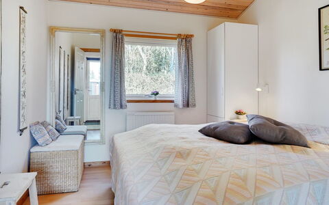 Guthrik - 900M from the Sea: Letto, Interior Design, Camera Da Letto, Mobilia, Parete, Legna, Soffitto, Lenzuolo, Pavimentazione, Pavimento