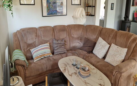 Guthrik - 900M from the Sea: Mobilia, Legna, Pavimentazione, Pavimento, Interior Design, Camera, Soggiorno, Cuscino, Color Legno, Comfort