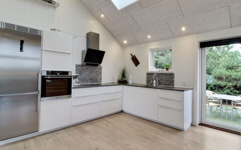 Cholena - 700M from the Sea: Pavimentazione, Cucina, Interior Design, Legna, Controsoffitto, Pavimento, Soffitto, Elettrodomestico Da Cucina, Pavimento In Legno, Mobilia