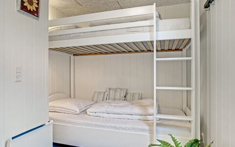 Cholena - 700M from the Sea: Letto, Letto A Castello, Camera Da Letto, Bedding, Lenzuolo, Interior Design, Legna, Pavimento, Pavimentazione, Mobilia