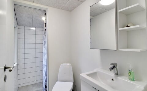 Cholena - 700M from the Sea: Pavimentazione, Idraulico Fixture, Parete, Pavimento, Bagno, Lavello, Toilet Seat, Interior Design, Lavandino Del Bagno, Gabinetto