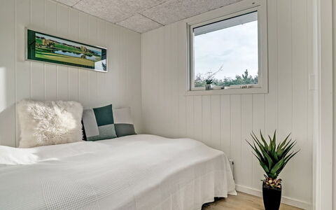 Cholena - 700M from the Sea: Legna, Pavimentazione, Soffitto, Pavimento, Interior Design, Camera Da Letto, Camera, Lenzuolo, Bedding, Letto