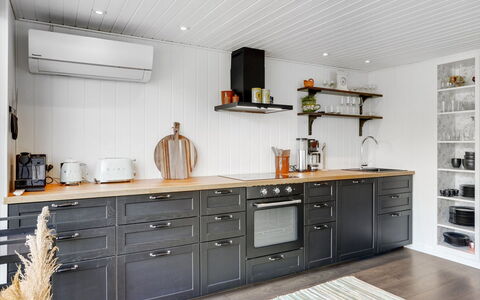 Sveina - 600M from the Sea: Legna, Cucina, Pavimentazione, Cabinetry, Controsoffitto, Interior Design, Elettrodomestico Da Cucina, Mobilia, Cassetto, Color Legno
