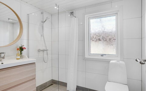 Sveina - 600M from the Sea: Pavimentazione, Pavimento, Idraulico Fixture, Interior Design, Bagno, Idraulico, Lavello, Mobiletto Del Bagno, Gabinetto, Rubinetto