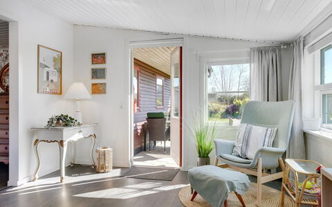 Sveina - 600M from the Sea: Mobilia, Interior Design, Pavimentazione, Legna, Pavimento, Soffitto, Casa, Sedia, Pavimento In Legno, Soggiorno