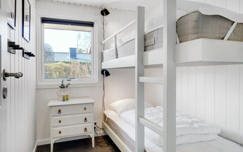Sveina - 600M from the Sea: Camera Da Letto, Letto, Bedding, Interior Design, Casa, Appartamento, Lenzuolo, Telaio Del Letto, Letto A Castello, Soffitto