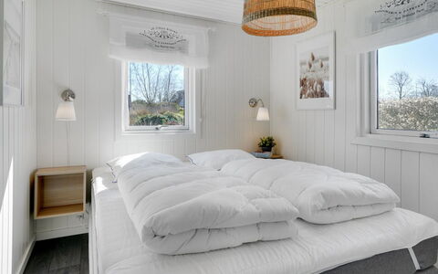 Sveina - 600M from the Sea: Letto, Camera Da Letto, Legna, Bedding, Mobilia, Interior Design, Lenzuolo, Soffitto, Pavimento, Biancheria