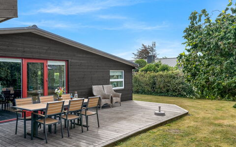Sveina - 600M from the Sea: Legna, Villetta, Casa, Plank, Latifoglie, Raccordo, Groundcover, Deck, Color Legno, Edifici Giardino