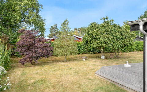 Sveina - 600M from the Sea: Arbusto, Giardino, Lotto, Groundcover, Prato, Landscaping, Shade, Cortile, Backyard, Driveway