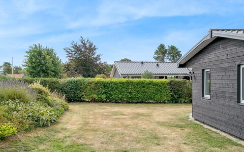 Sveina - 600M from the Sea: Arbusto, Casa, Casa, Villetta, Giardino, Groundcover, Prato, Raccordo, Landscaping, Cortile