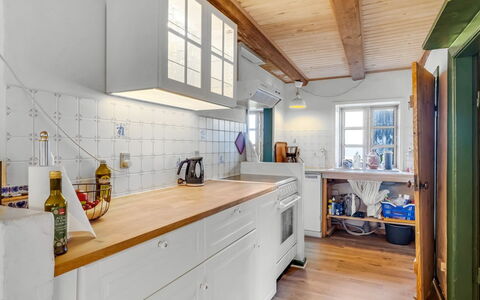 Agrippa - 30M to the Fjord: Cucina, Controsoffitto, Pavimentazione, Interior Design, Legna, Cabinetry, Apparecchio Major, Elettrodomestico Da Cucina, Soffitto, Pavimento