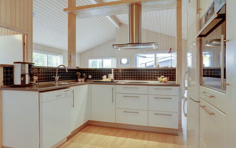 Frida - 700M from the Sea: Cucina, Controsoffitto, Interior Design, Pavimentazione, Legna, Soffitto, Cabinetry, Lampada, Pavimento, Elettrodomestico Da Cucina