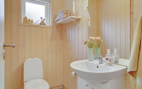 Frida - 700M from the Sea: Idraulico Fixture, Pavimentazione, Lavandino Del Bagno, Bagno, Legna, Interior Design, Lavello, Pavimento, Rubinetto, Idraulico