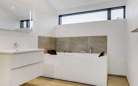 Claus - 500M from the Sea: Pavimentazione, Pavimento, Idraulico Fixture, Interior Design, Idraulico, Vasca Da Bagno, Rubinetto, Mobiletto Del Bagno, Bagno, Camera