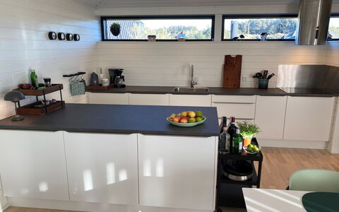 Claus - 500M from the Sea: Controsoffitto, Cucina, Elettrodomestico Da Cucina, Pavimentazione, Interior Design, Cabinetry, Elettrodomestico, Mobilia, Apparecchio Major, Cucina Stufa