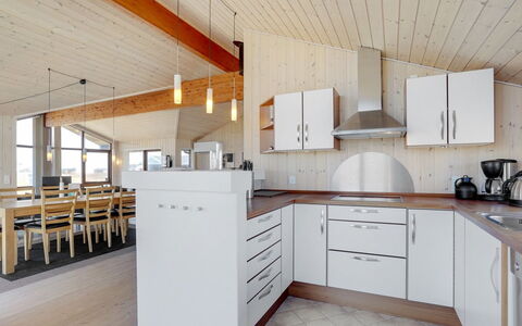 Tjarko - 150M from the Sea: Legna, Pavimentazione, Cucina, Interior Design, Soffitto, Controsoffitto, Pavimento, Lampada, Mobilia, Cabinetry