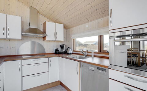 Tjarko - 150M from the Sea: Legna, Cucina, Soffitto, Controsoffitto, Pavimentazione, Interior Design, Pavimento, Elettrodomestico Da Cucina, Casa, Camera